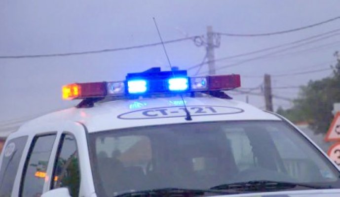 S-a răsturnat cu maşina: trei persoane au fost rănite